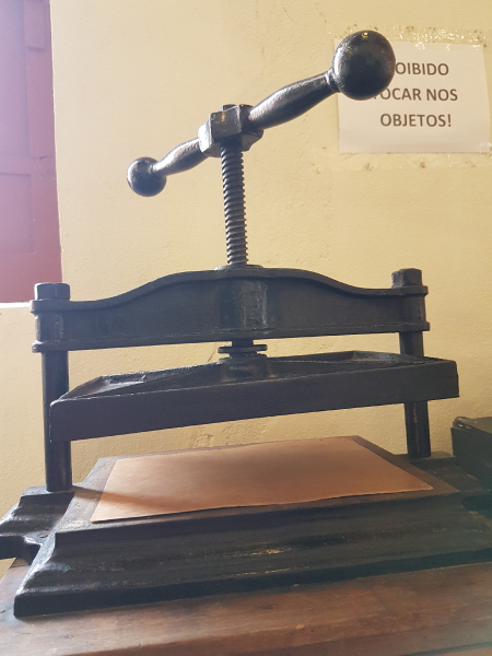 Prensa para Encadernação